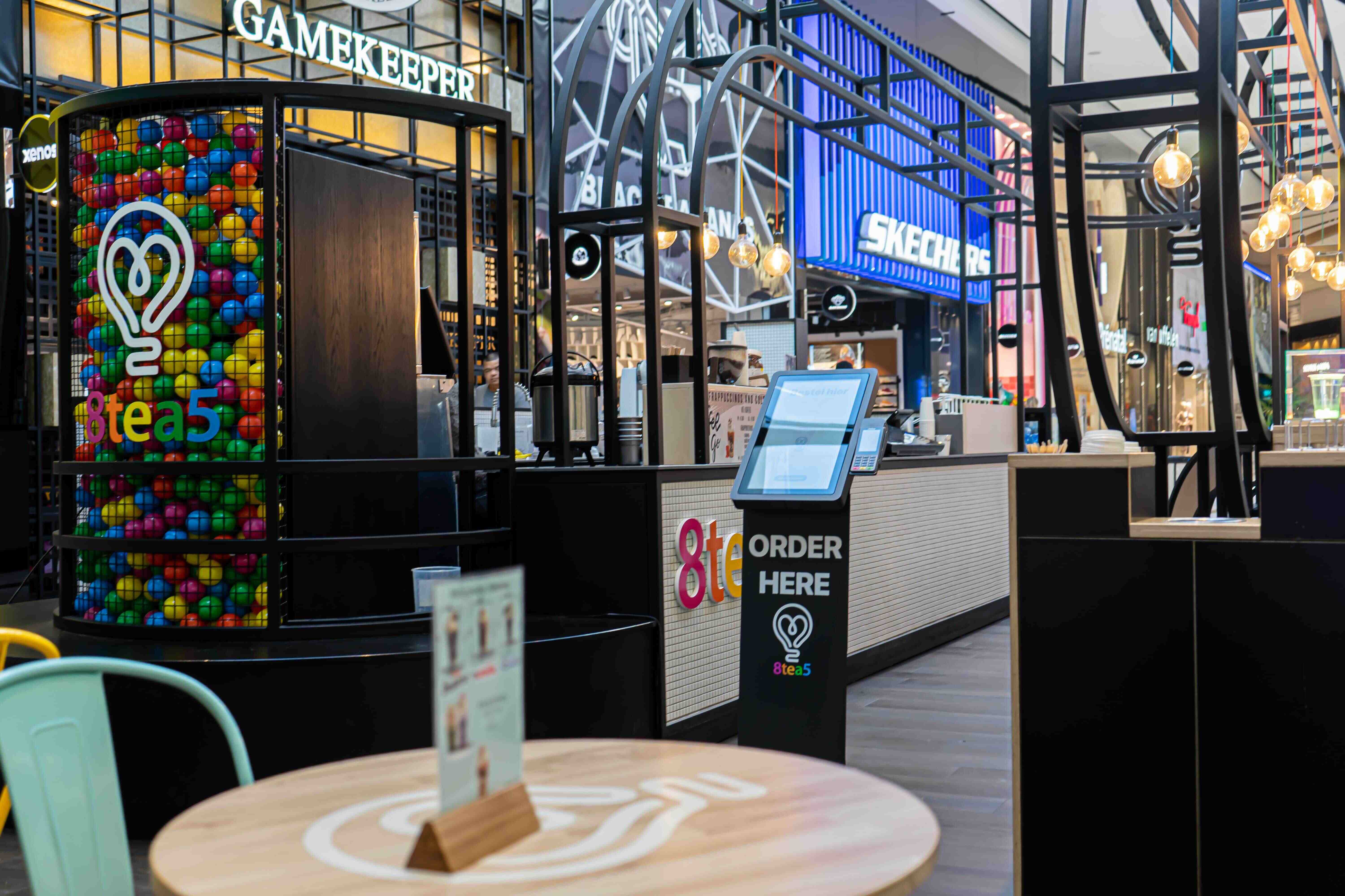 Foto van een bestelzuil in een horecazaak.